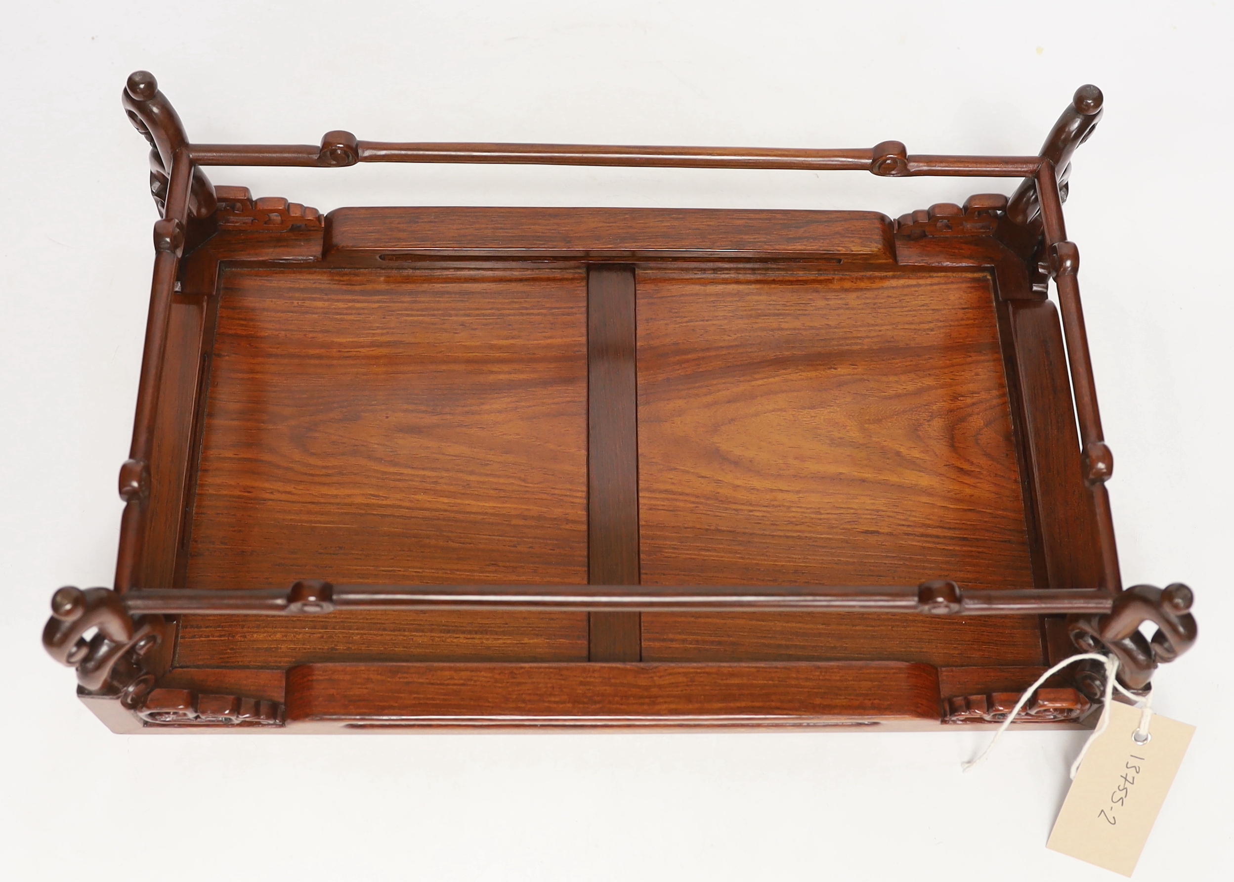 A Chinese huali wood stand, early 20th century, 40cm wide, 24cm deep, 12.5cm high